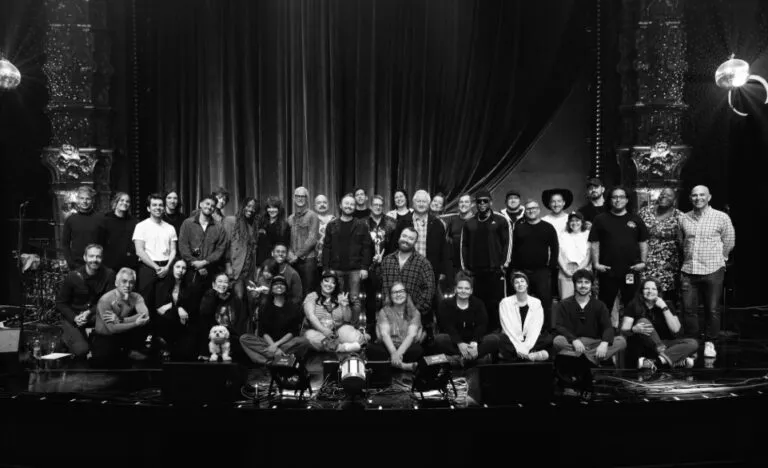 Sam Smith con su banda y el equipo de producción tras bambalinas con Sennheiser Spectera