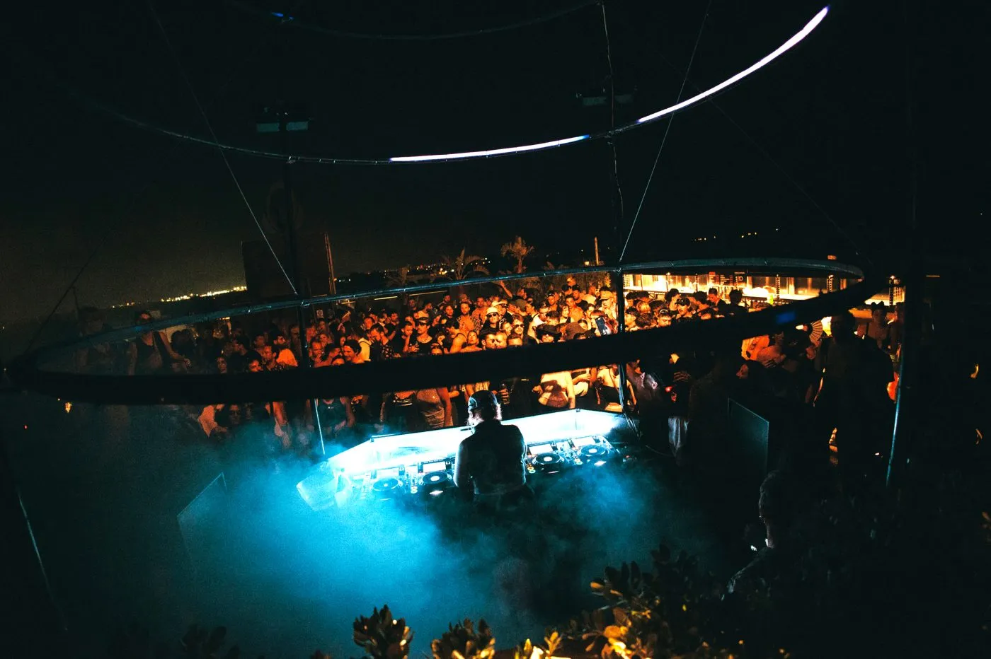 Cabina al aire libre con humo y crowd durante un set all night long