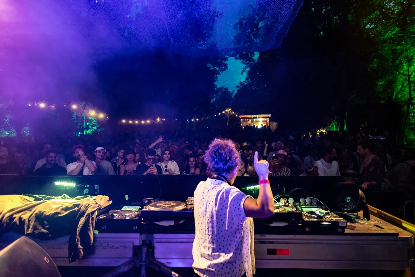 Cabina al aire libre durante un set all night long en festival con público iluminado