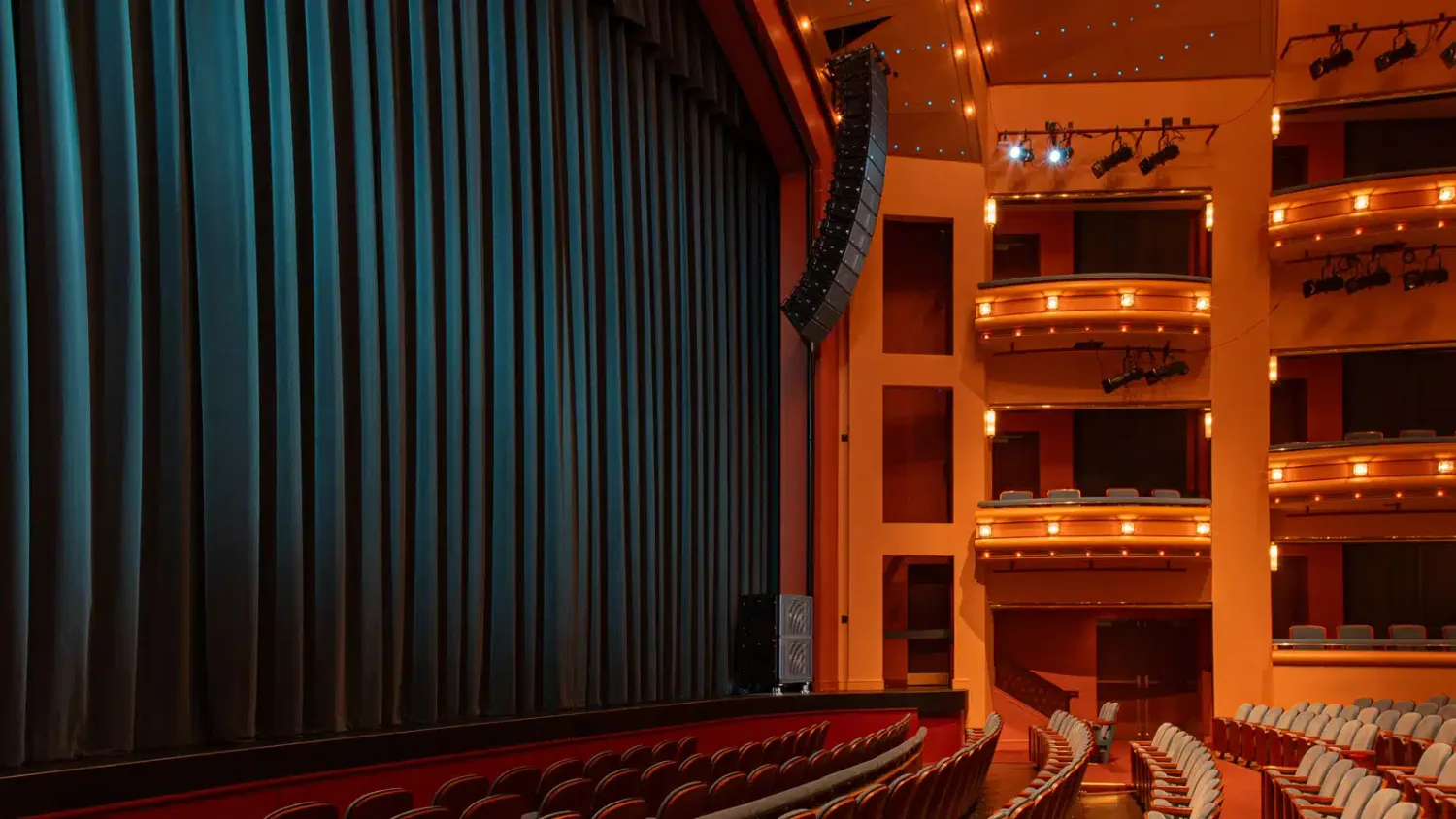 Detalle del line array compacto Meyer Sound LEOPARD en el Procter & Gamble Hall