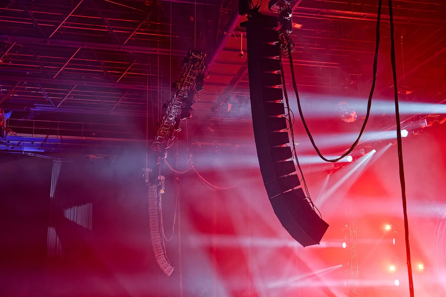 Sistema de PA Martin Audio WPC en directo durante un concierto de The Australian Pink Floyd Show