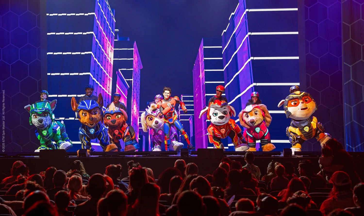 BlackTrax en Paw Patrol Live: sensores BTx8 del sistema de seguimiento en tiempo real para iluminación escénica