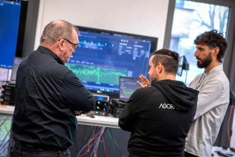 Volker Schmitt junto a técnicos de Agorà revisando el registrador de nivel de Spectera para broadcast en Eurovisión