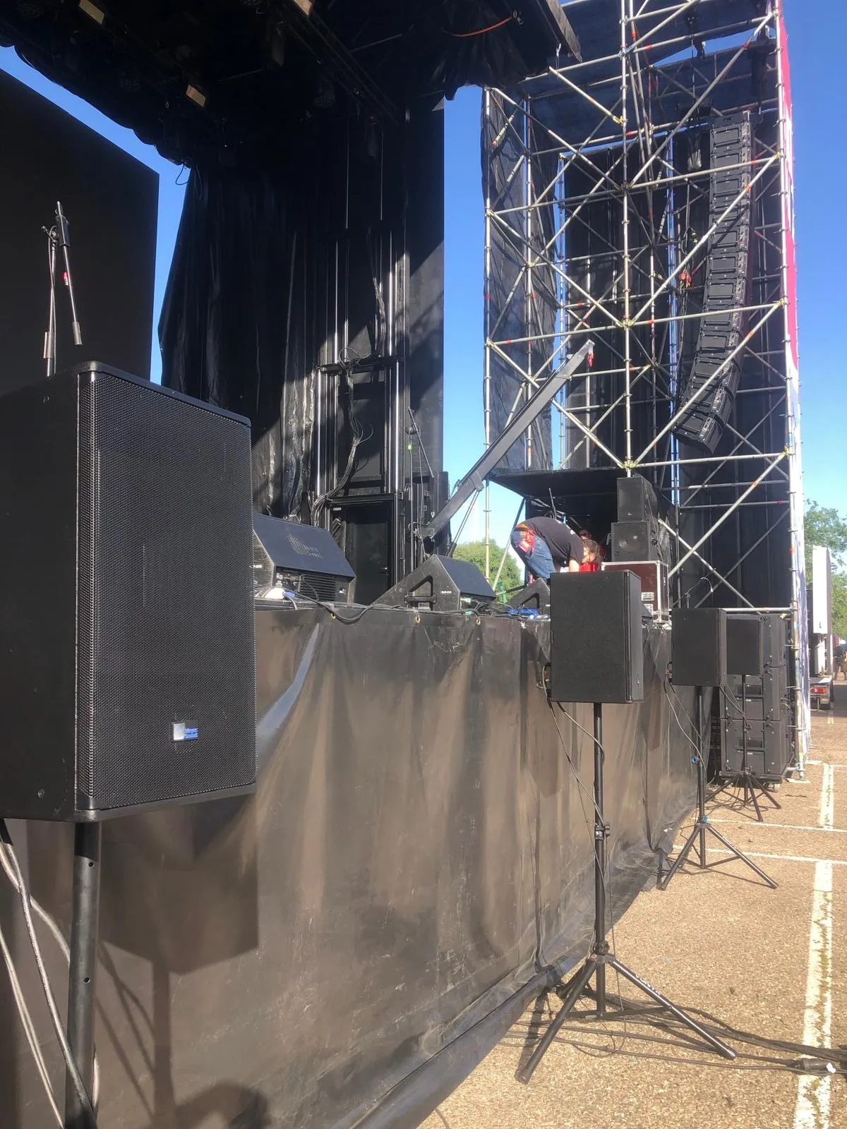 Bloques de subgraves 2100-LFC instalados en la fanzone del Atlético de Madrid