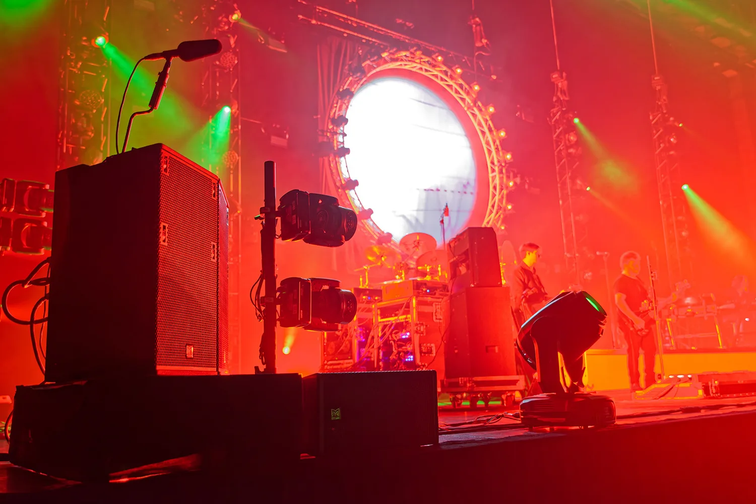 Subwoofers cardioides Martin Audio SXCF118 en la configuración de gira de The Australian Pink Floyd Show