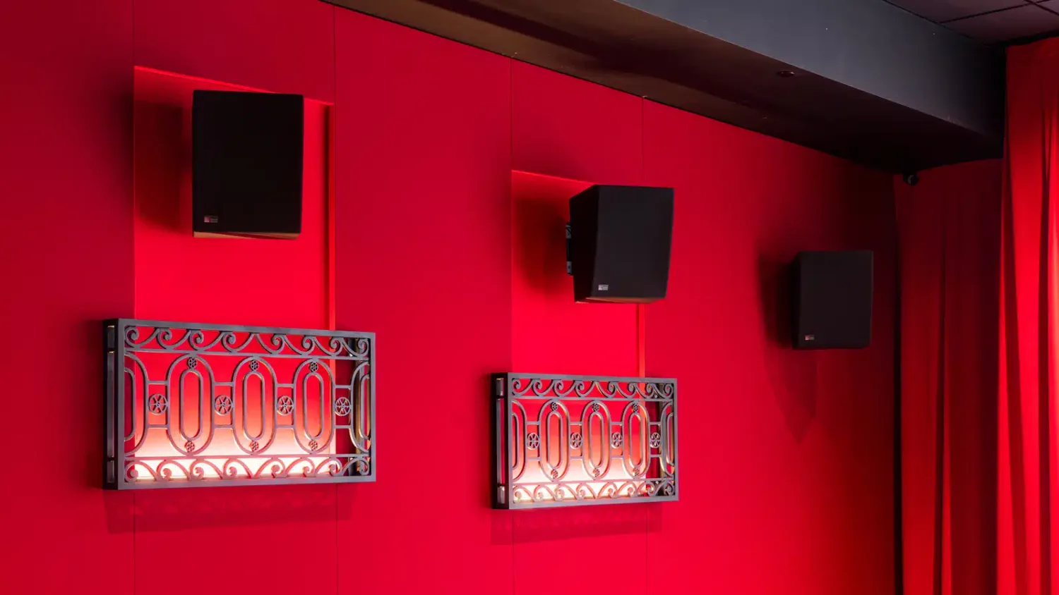 Altavoz ULTRA-X23XP de Meyer Sound en instalación de cine Dolby Atmos