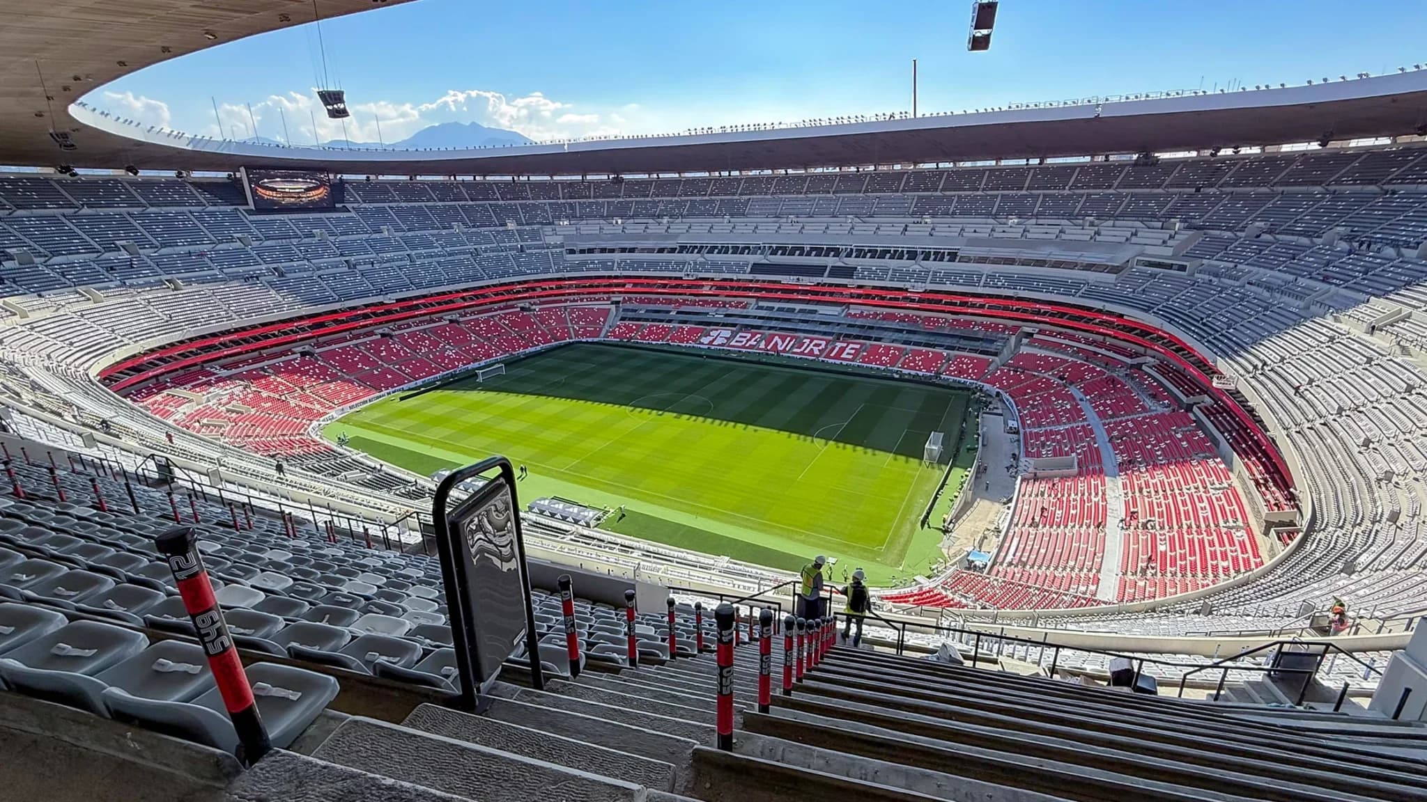 AVPro MXNet Estadio Banorte: la red AV-over-IP 10G que redefine la experiencia en estadios 2 AVPro MXNet Estadio Banorte en vista panorámica del recinto con pantallas 4K y red AV-over-IP 10G