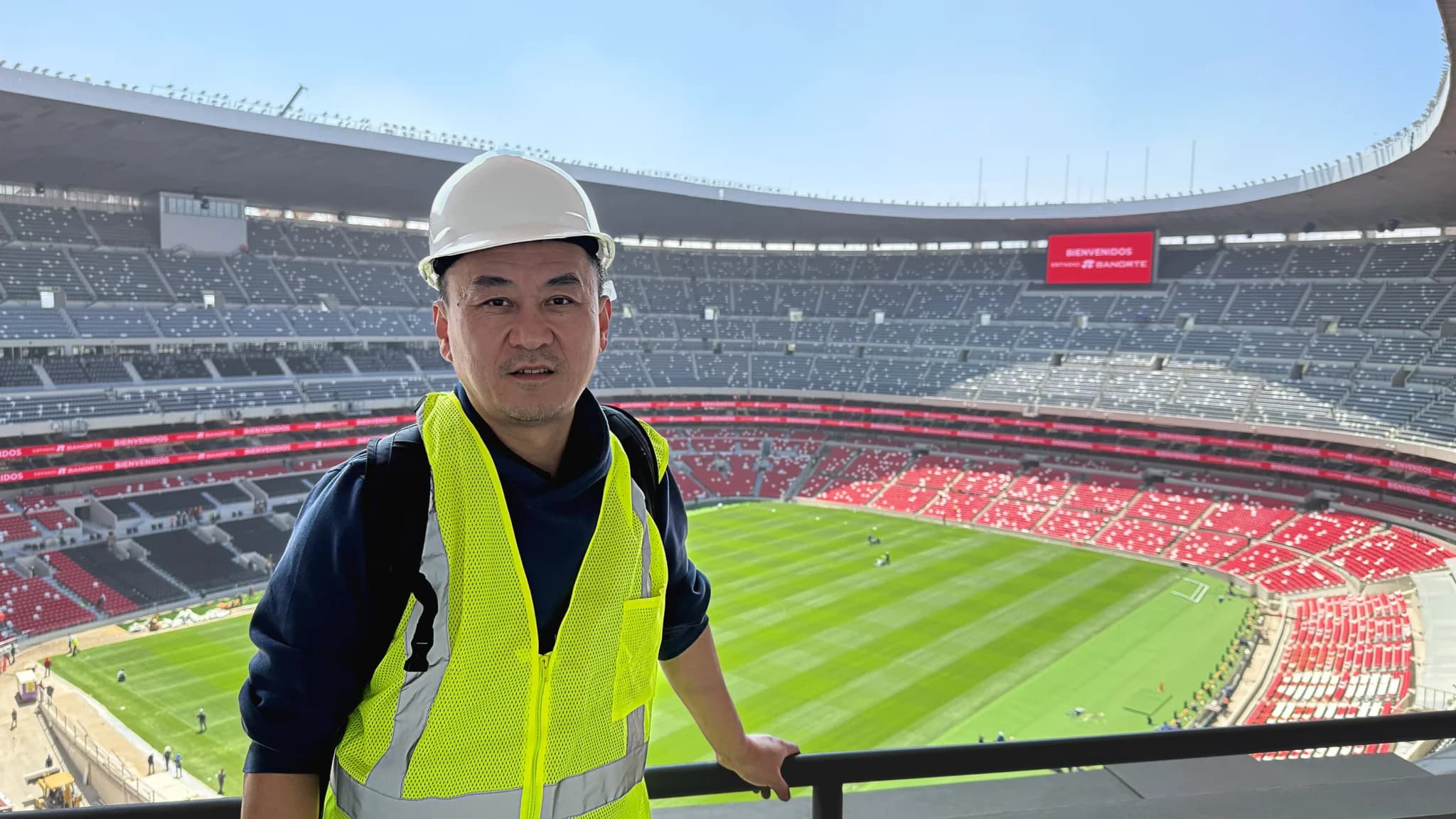 AVPro MXNet Estadio Banorte con profesional de instalación audiovisual durante el despliegue de la red AV-over-IP 10G