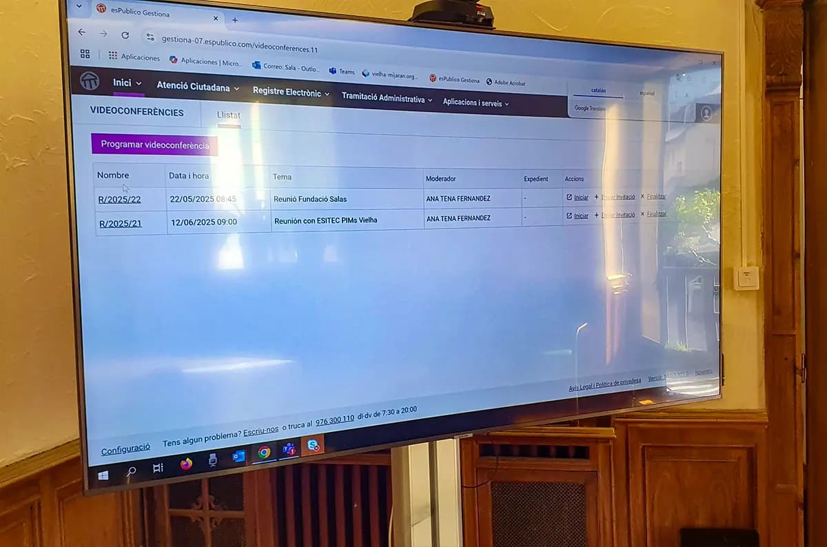 Sistema de conferencias inalámbrico para ayuntamientos integrado con pantalla para videoconferencias y streaming de plenos municipales