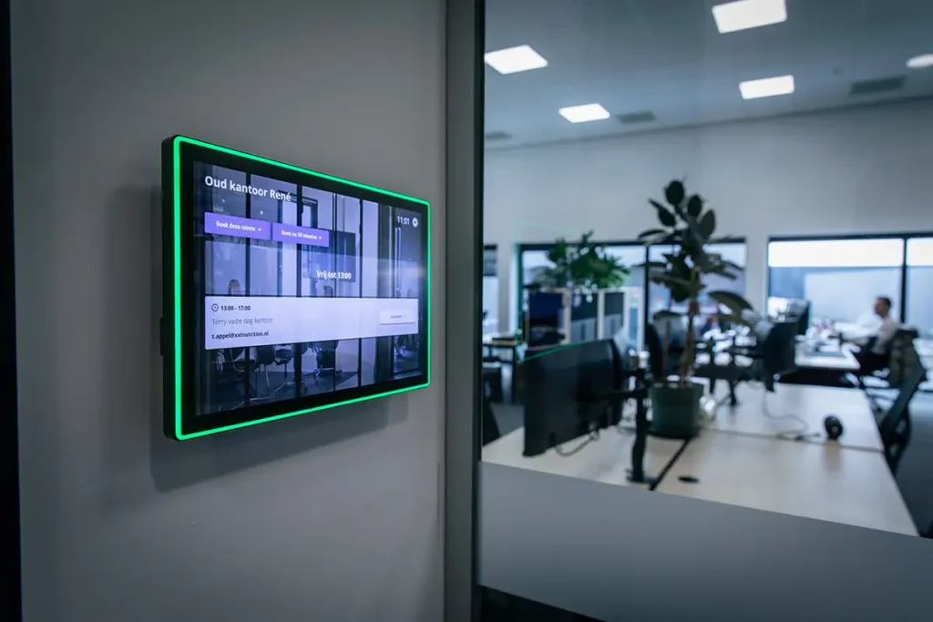 Sistema de reserva de salas de reuniones con pantalla táctil ProDVX e indicador LED en oficina corporativa