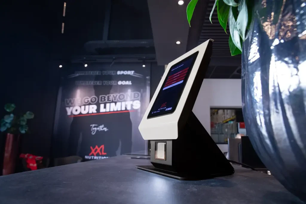 Quiosco ProDVX para registro digital de visitantes integrado con sistema de reserva de salas de reuniones