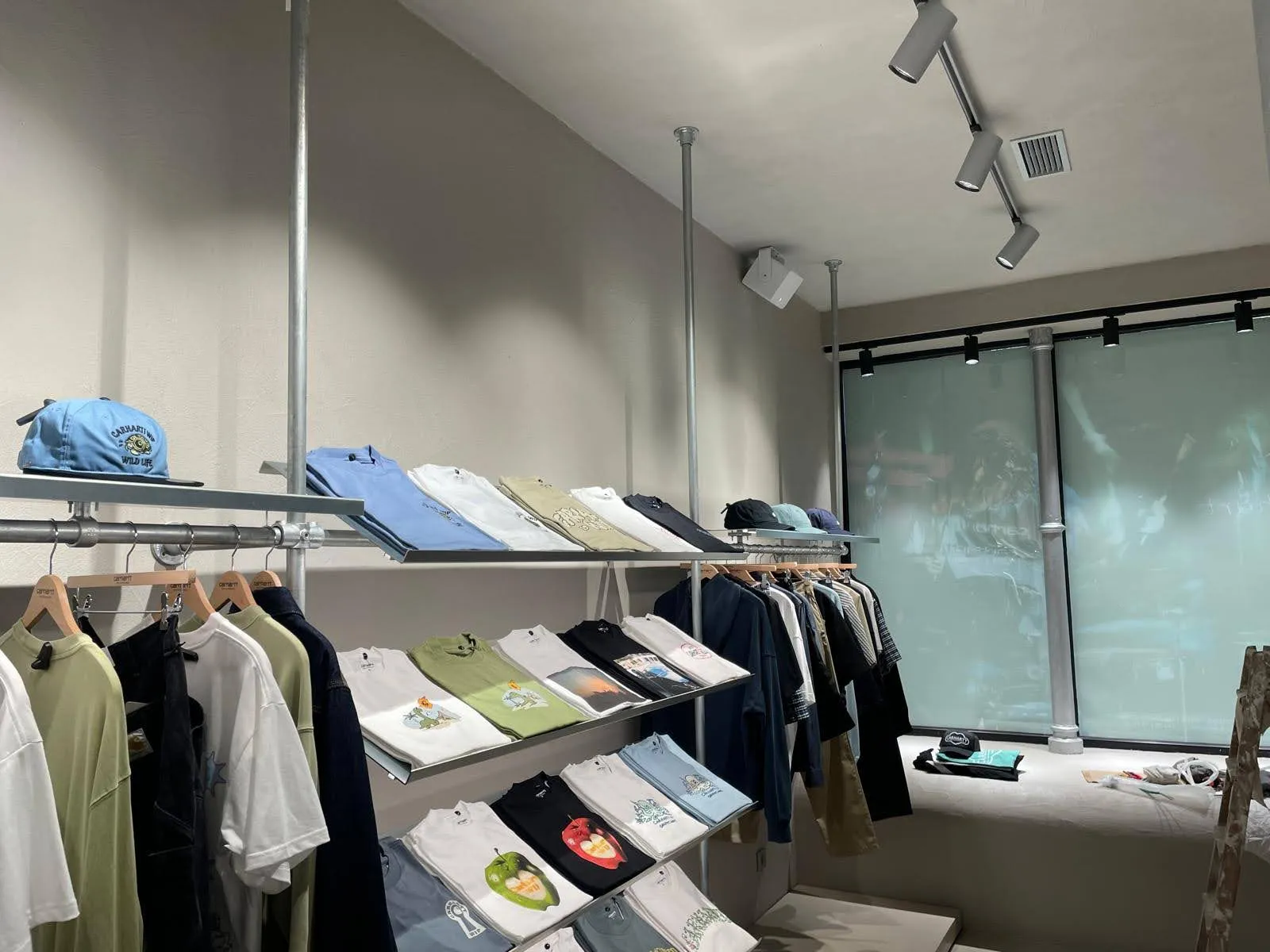 Interior de Carhartt Donosti con sistema de audio profesional integrado