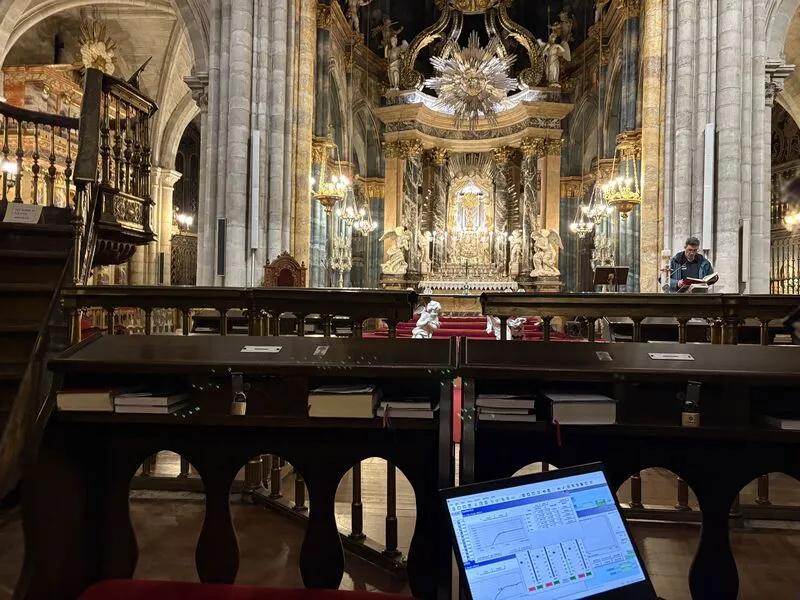 Análisis acústico con Bose Modeler durante la instalación de sonido en la Catedral de Lugo.