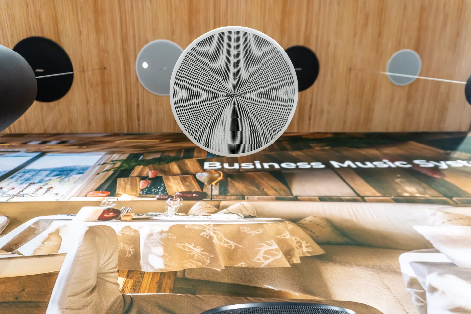 Altavoz de techo Bose Professional para hostelería y espacios comerciales en InfoComm 2026
