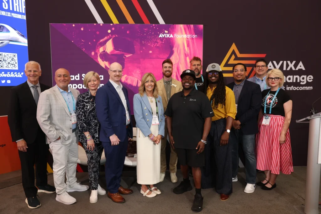 AVIXA Foundation y los beneficiarios del Brad Sousa Impact Fund 2026 durante InfoComm 2026