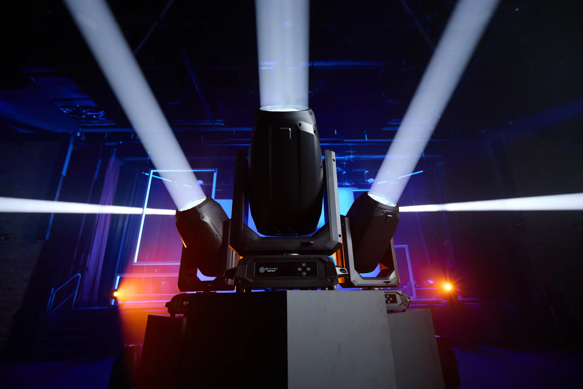 Cameo OPUS H6 IP como cabezal móvil híbrido IP65 para rental y eventos exteriores