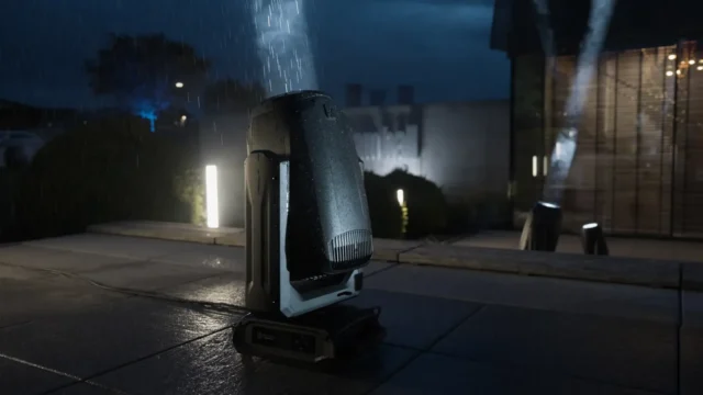 Cabezales móviles Cameo OPUS IP65 trabajando bajo la lluvia en una producción al aire libre