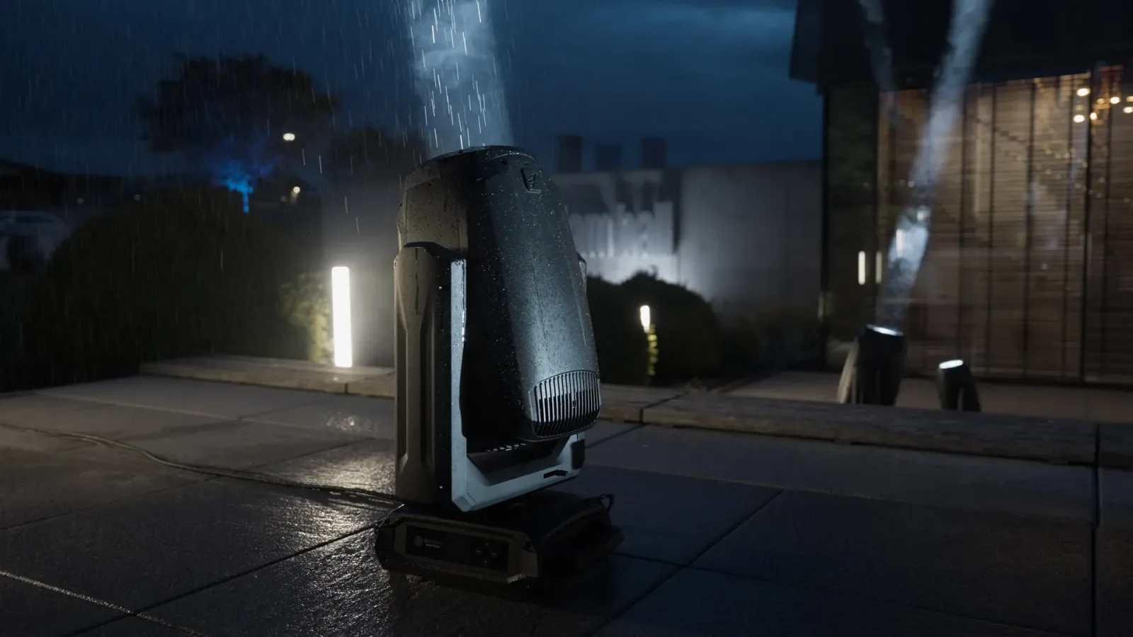 Cabezales móviles Cameo OPUS IP65 trabajando bajo la lluvia en una producción al aire libre