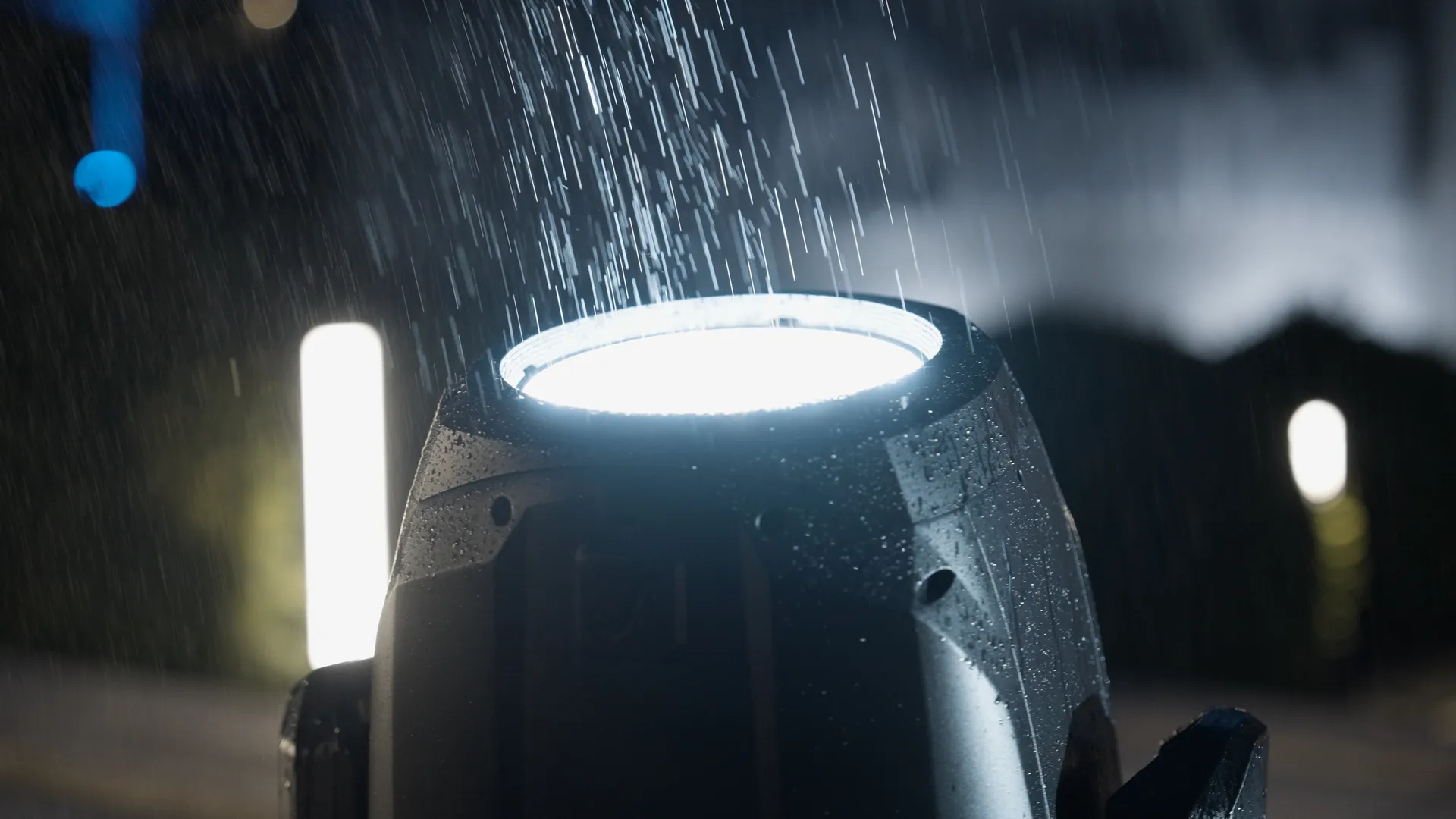 Detalle de cabezal móvil Cameo OPUS IP65 preparado para lluvia, polvo y producciones exteriores