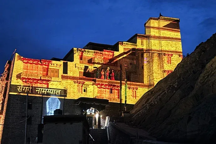 Proyecto Secrets in Stone sobre la fachada del Palacio de Leh en el Himalaya