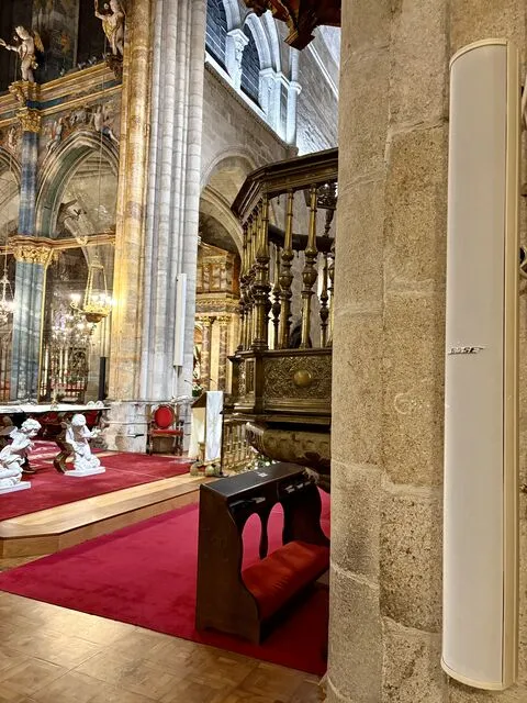 Columna Bose Professional Panaray MSA12X instalada en un pilar de la Catedral de Lugo.