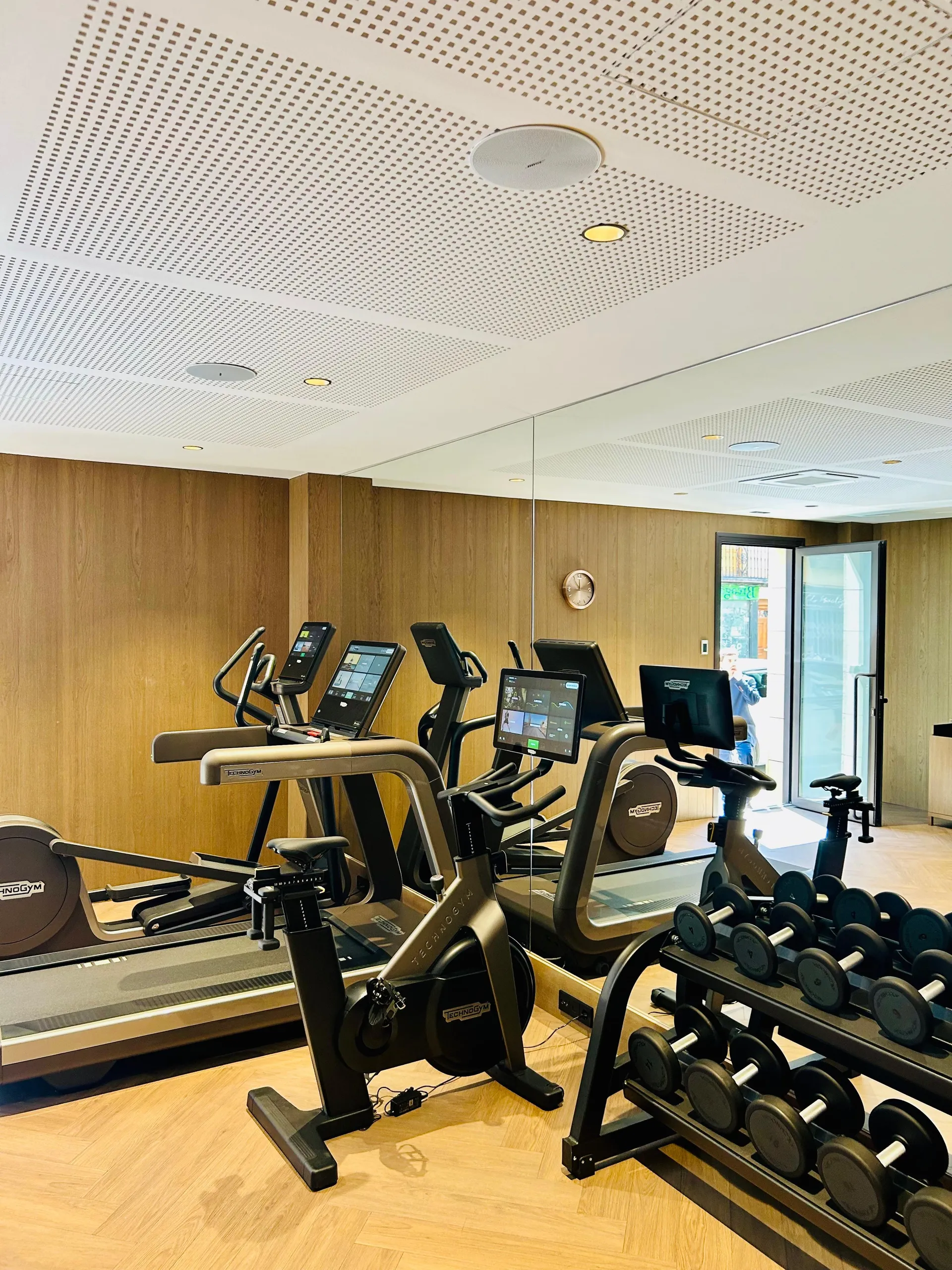 Gimnasio del hotel en edificio anexo con altavoz de techo para una reproducción más dinámica