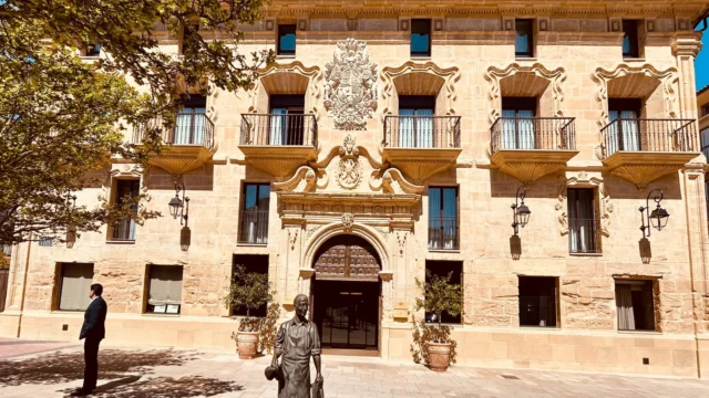 Fachada barroca del Hotel Palacio de los Angeles en el centro historico de Haro, La Rioja