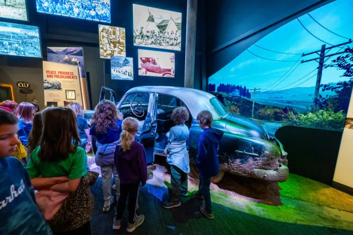 Experiencia interactiva en el Montana Heritage Center con pantallas LED e integración audiovisual de Electrosonic