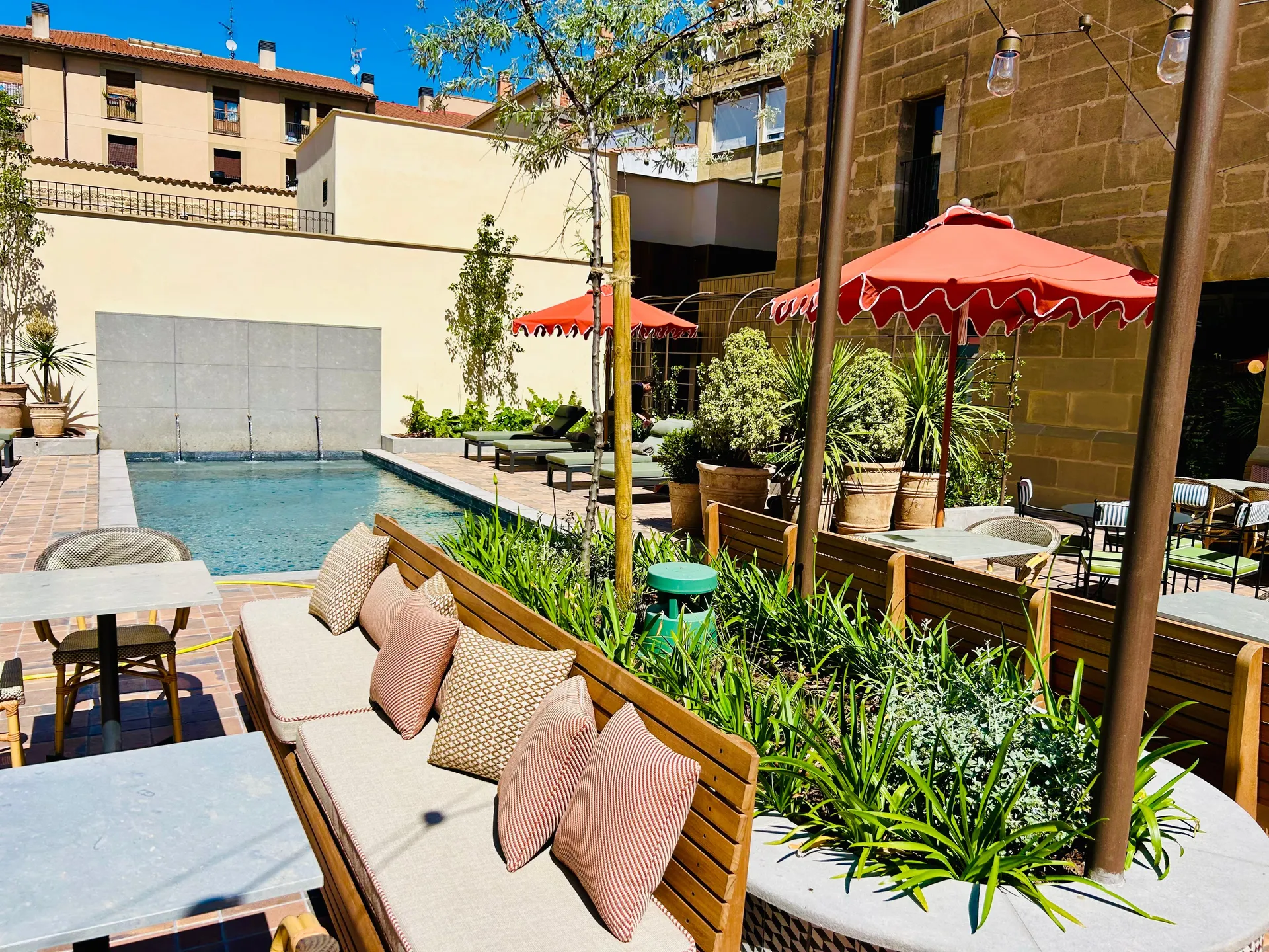 Piscina y terraza exterior del hotel con cobertura sonora homogénea