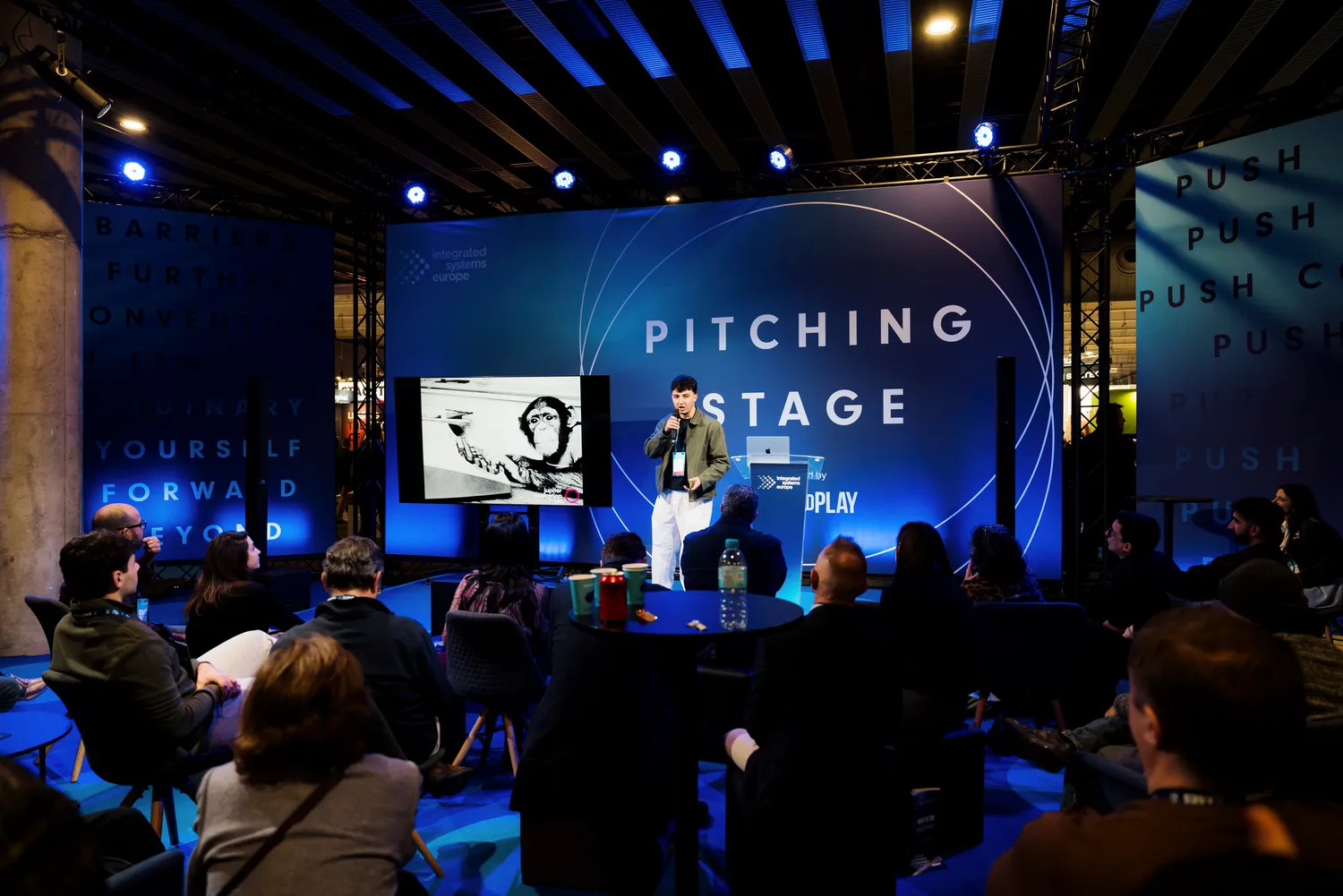 Plug and Play Pitching Stage de Innovation Park ISE 2027 con startups AV ante inversores