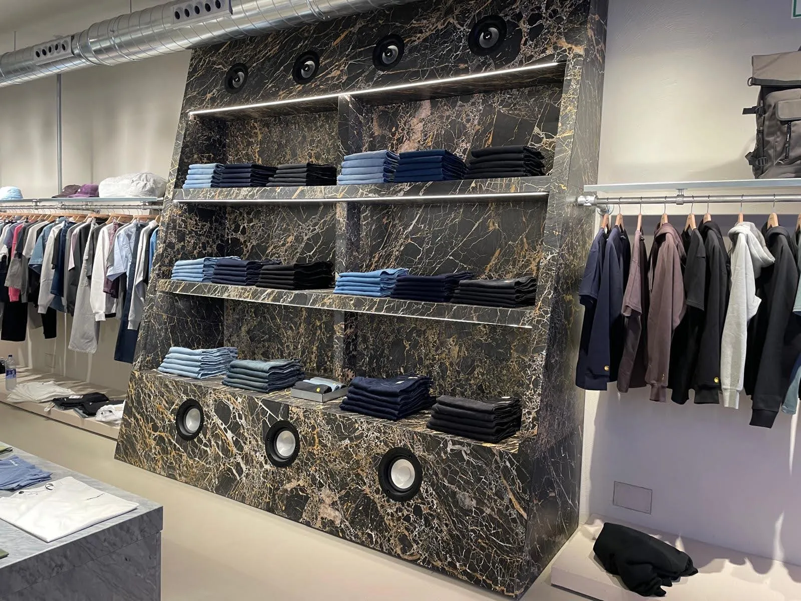Altavoces integrados en Carhartt Donosti para una cobertura sonora uniforme