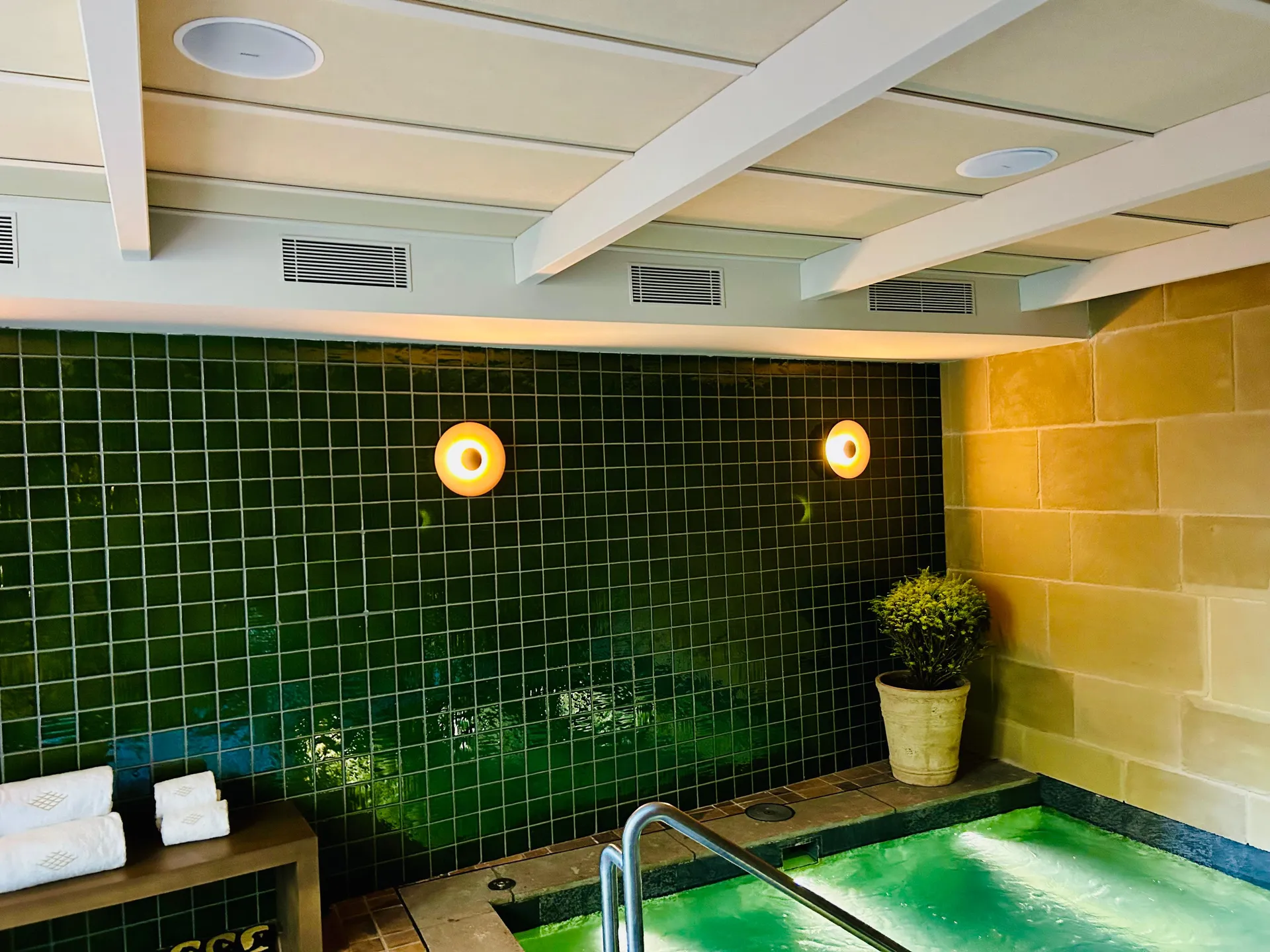 Sistema de sonido profesional para hoteles integrado en la Vitality Pool del Hotel Palacio de los Ángeles