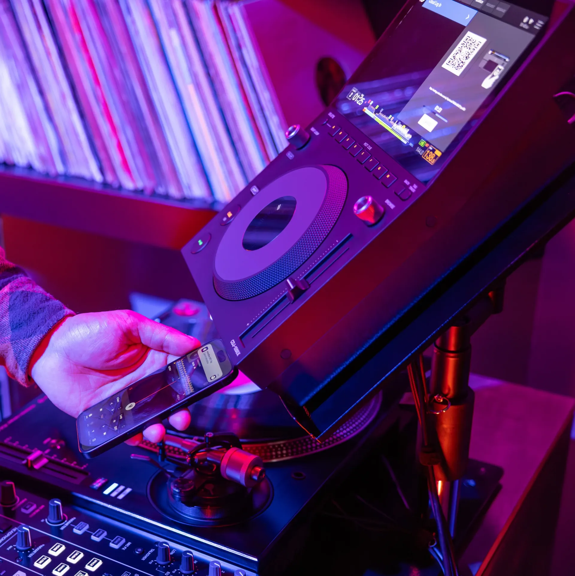 AlphaTheta presenta el CDJ-1500X, un reproductor DJ compacto con funciones profesionales y conectividad cloud 5 DJ iniciando sesión por NFC con la app rekordbox en el móvil
