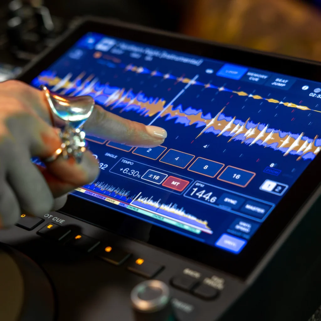 AlphaTheta presenta el CDJ-1500X, un reproductor DJ compacto con funciones profesionales y conectividad cloud 4 Detalle de la pantalla táctil del CDJ-1500X con forma de onda ampliada