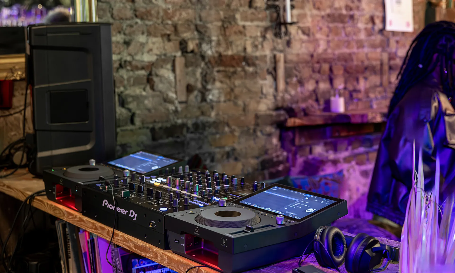 AlphaTheta presenta el CDJ-1500X, un reproductor DJ compacto con funciones profesionales y conectividad cloud 2 Reproductor DJ AlphaTheta instalado en una cabina compacta de bar