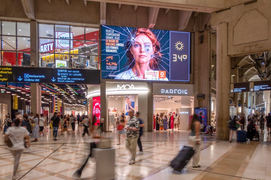 Mejores pantallas LED profesionales: modelos, tecnologías y guía de elección 9 Pantalla LED WP Series de INFiLED en el centro comercial Westfield Forum des Halles de París