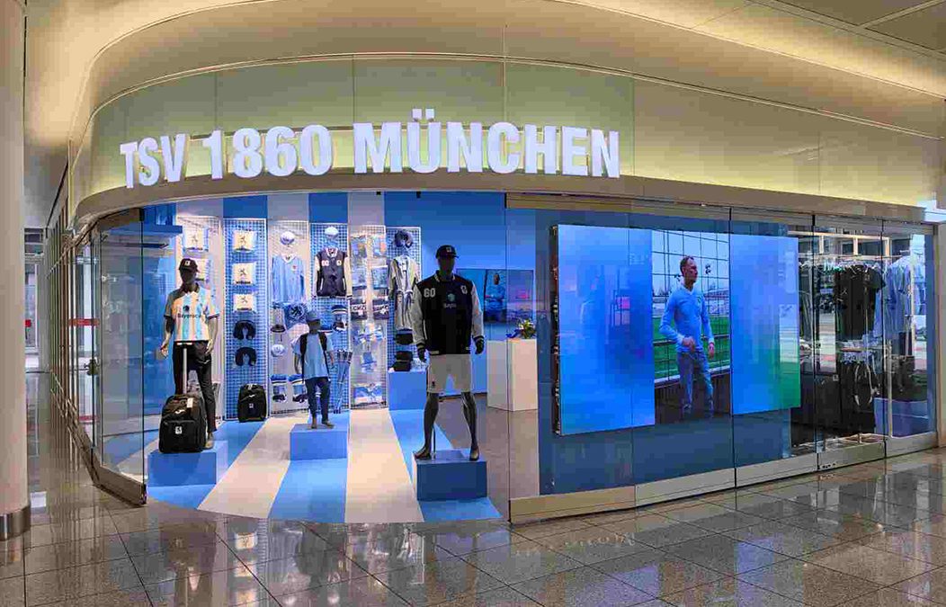 Mejores pantallas LED profesionales: modelos, tecnologías y guía de elección 22 LED wall de Leyard Europe en una tienda del aeropuerto de Múnich