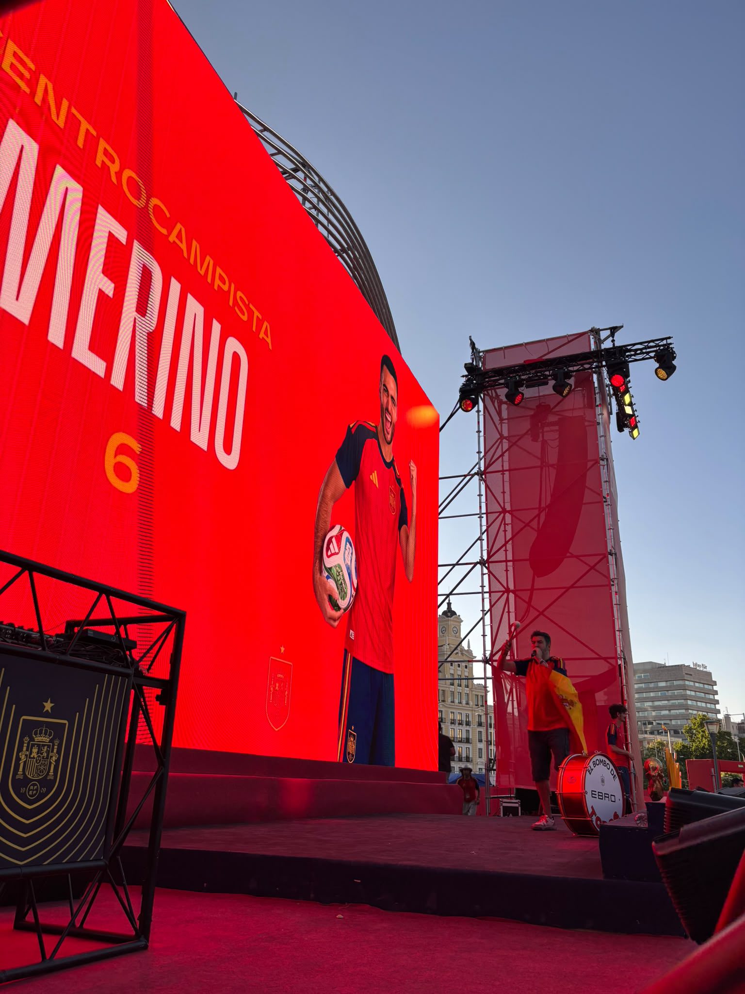 Triton Blue pone la luz a los goles de la Selección Española en el escenario épico de la Plaza de Colón 7 iluminación Triton Blue para la retransmisión de partidos del Mundial de Fútbol transforma la Plaza de Colón