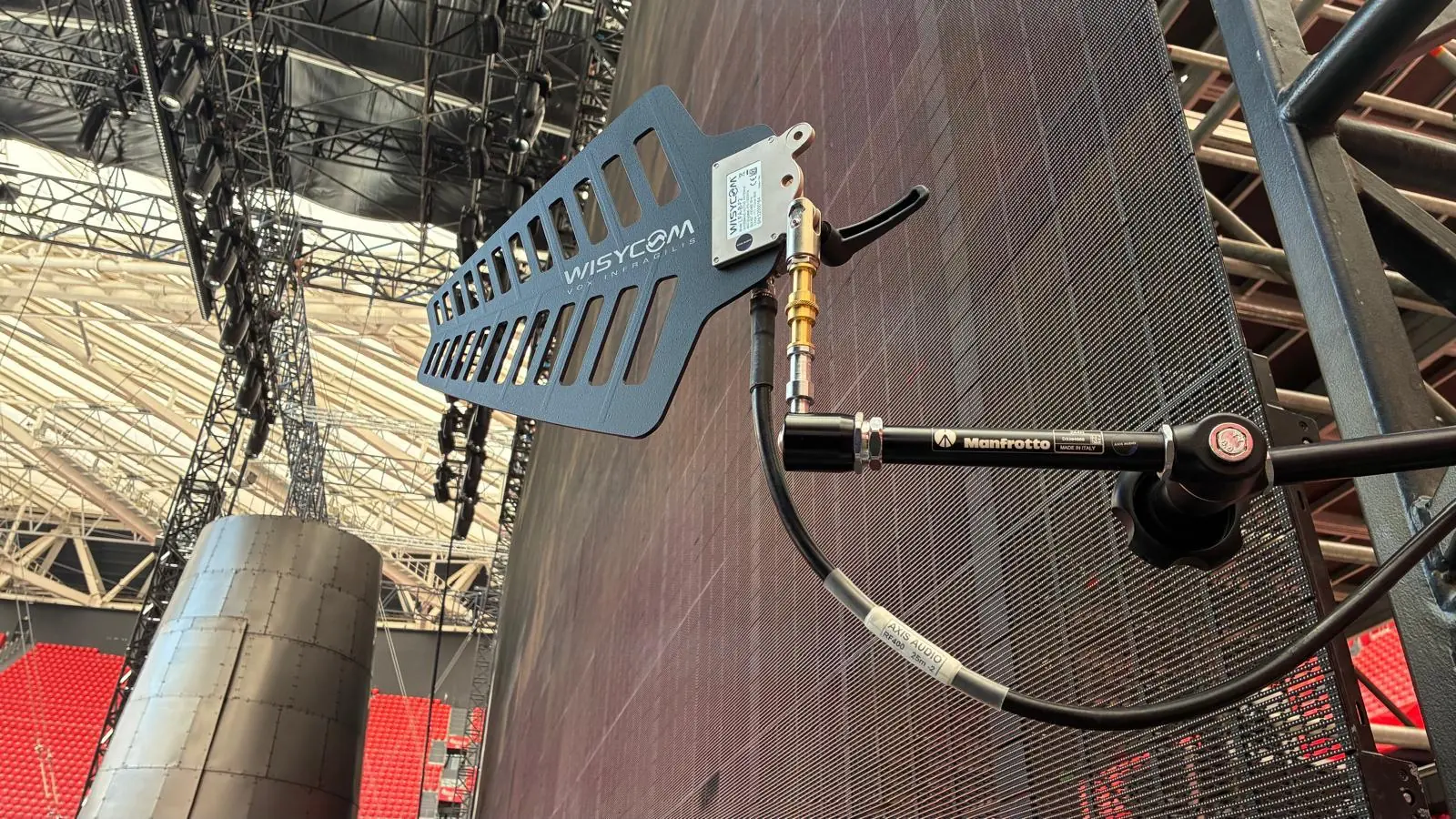 Fluge Euskadi despliega Wisycom para el diseño RF de Zetak en San Mamés 2 Antena direccional Wisycom instalada junto al escenario en el estadio San Mamés