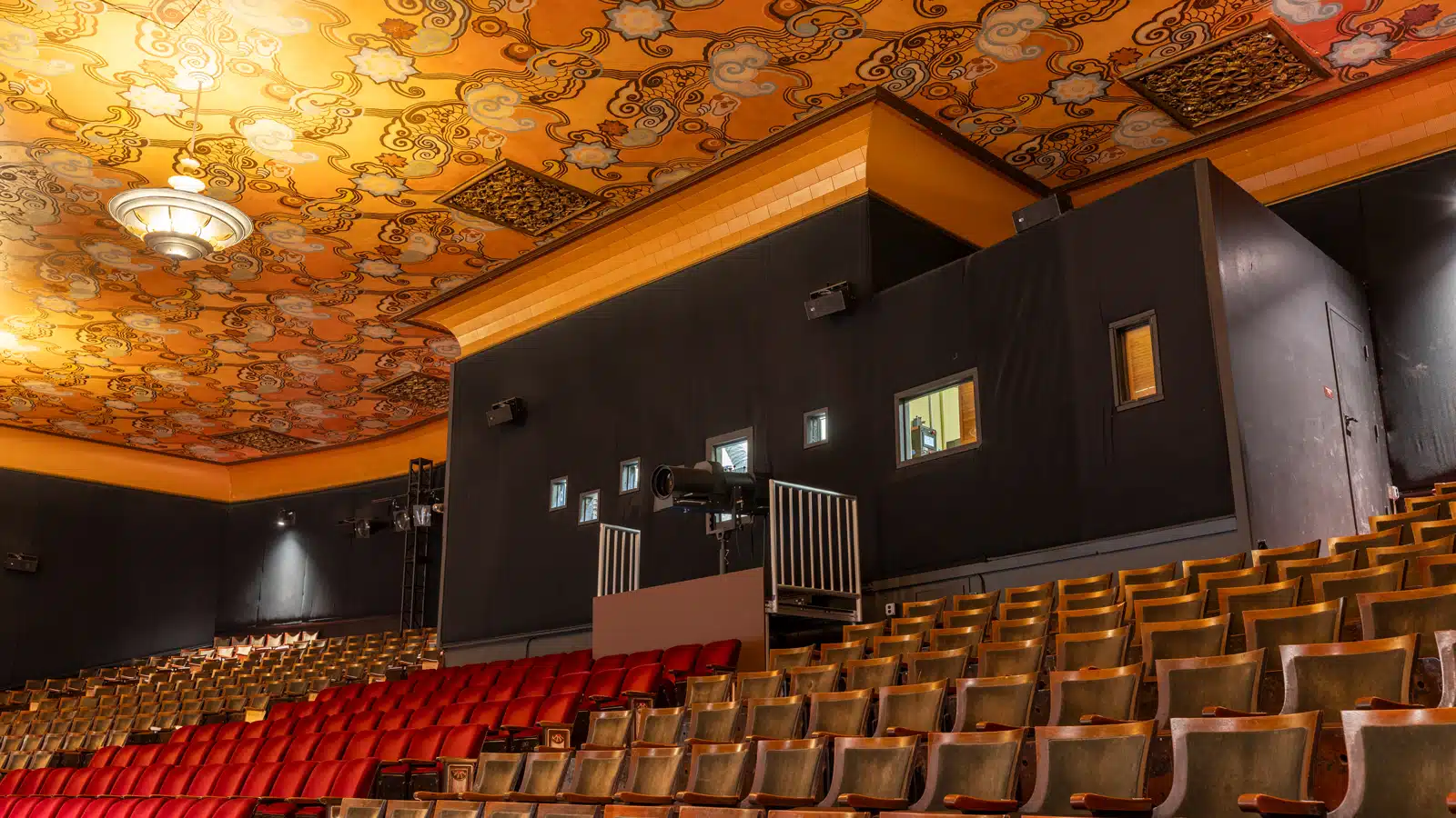 Meyer Sound en el Castro Theatre: dos sistemas independientes para cine y directo 2 Balcón del Castro Theatre con la cabina de proyección y altavoces distribuidos por las paredes laterales de la sala