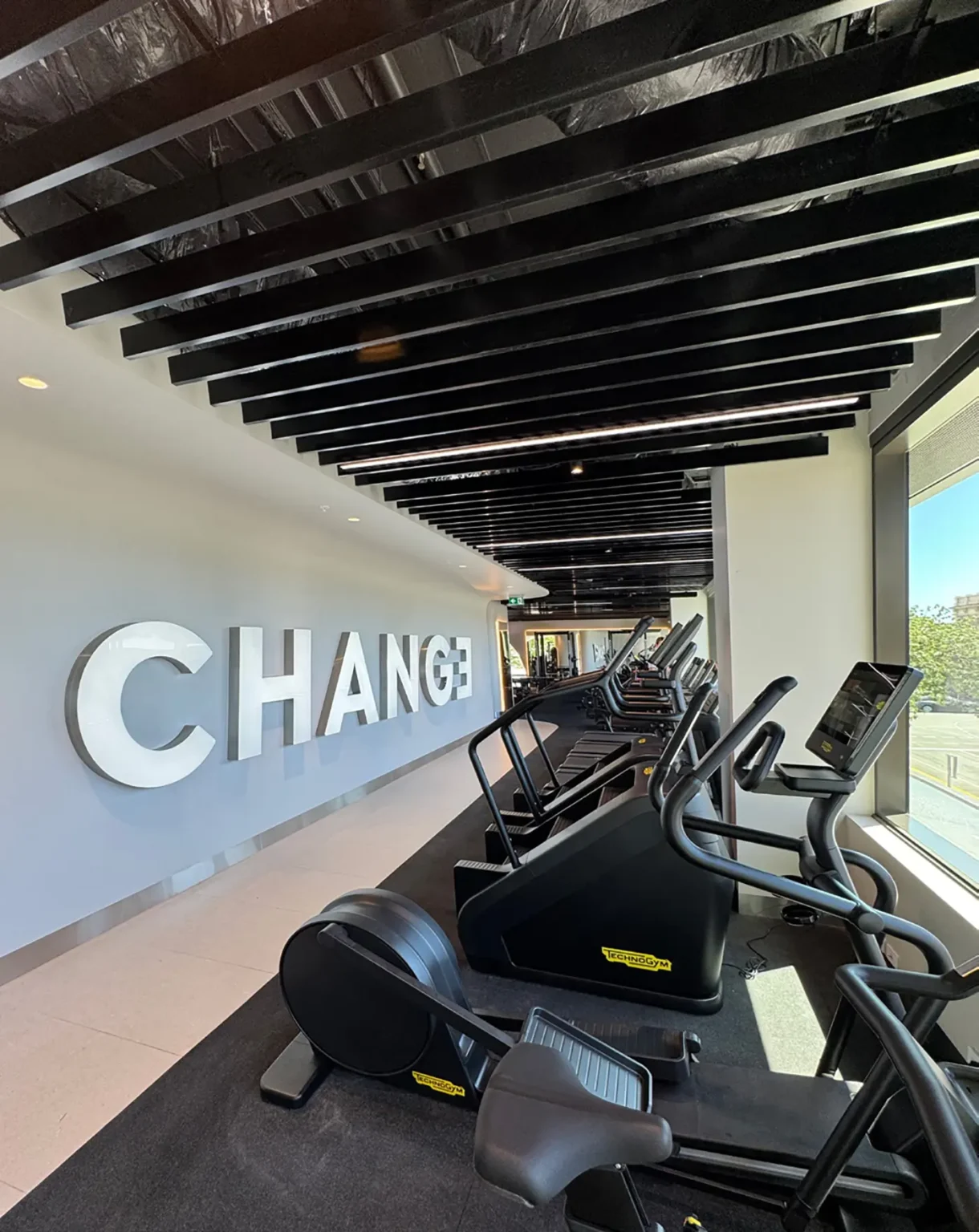 Zona de cardio con máquinas Technogym y sonido ambiental Biamp en Change North Adelaide