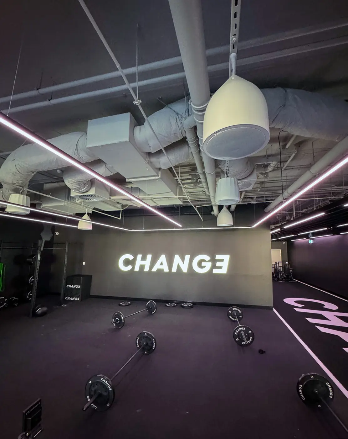 Altavoz colgante Biamp Desono DP8 sobre la sala de entrenamiento funcional de Change North Adelaide