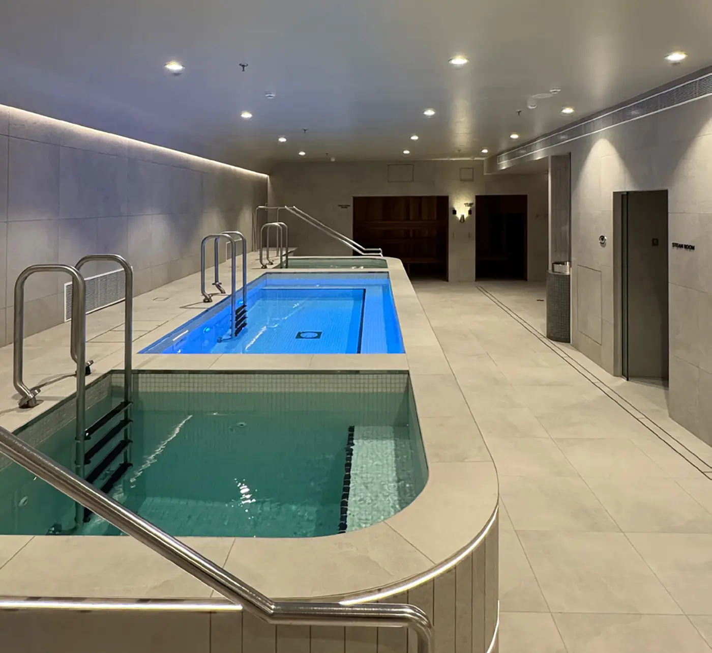 Piscinas de recuperación y zona de spa de Change North Adelaide con altavoces empotrados Biamp Desono DX