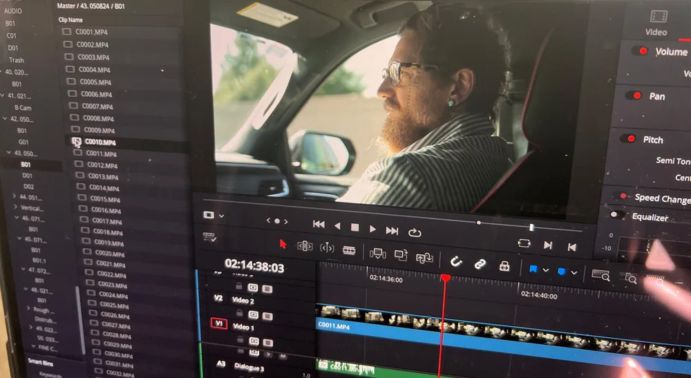 Sell Your House en DaVinci Resolve Studio: material bruto del documental en el módulo de edición