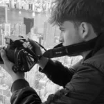 Estudiante graba con una Blackmagic Pocket Cinema Camera 6K Pro en educación audiovisual sobre el skyline de una ciudad