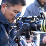 Director de fotografía operando la cámara Blackmagic PYXIS 6K sobre estabilizador en el rodaje de Cry Out