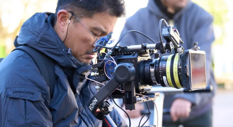 Director de fotografía operando la cámara Blackmagic PYXIS 6K sobre estabilizador en el rodaje de Cry Out