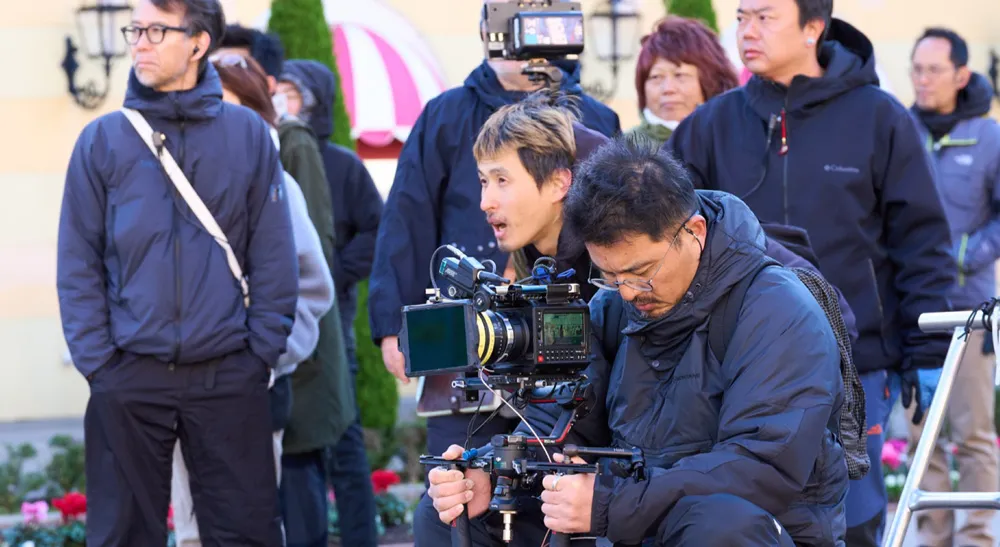 Blackmagic PYXIS 6K en Cry Out: rodar sin frenar la tensión 3 Dos operadores graban con estabilizador una secuencia de Cry Out en un parque de atracciones