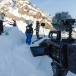 Cámara Blackmagic URSA Cine Immersive y equipo técnico de Altitude101 durante el rodaje de «KICK» en los Alpes franceses