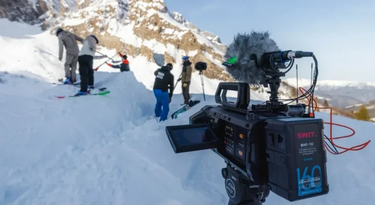 Cámara Blackmagic URSA Cine Immersive y equipo técnico de Altitude101 durante el rodaje de «KICK» en los Alpes franceses